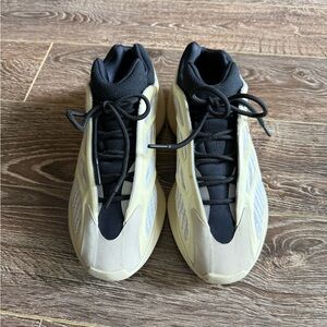 Yeezy 700 V3 Azael Men’s Size 9 Excellent Condition